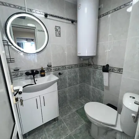 شقة With Parking For Normal To Middle Sized Cars *