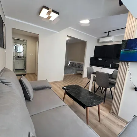 With Parking For Normal To Middle Sized Cars شقة فارنا