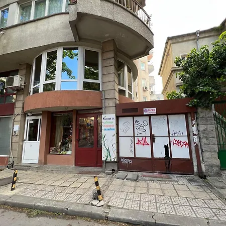 Apartment With Parking For Normal To Middle Sized Cars *