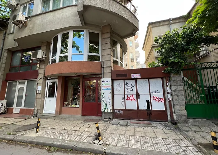 Apartman With Parking For Normal To Middle Sized Cars *